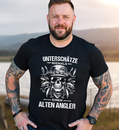 UNTERSCHÄTZE NIEMALS EINEN ALTEN ANGLER  - T-Shirt Premium